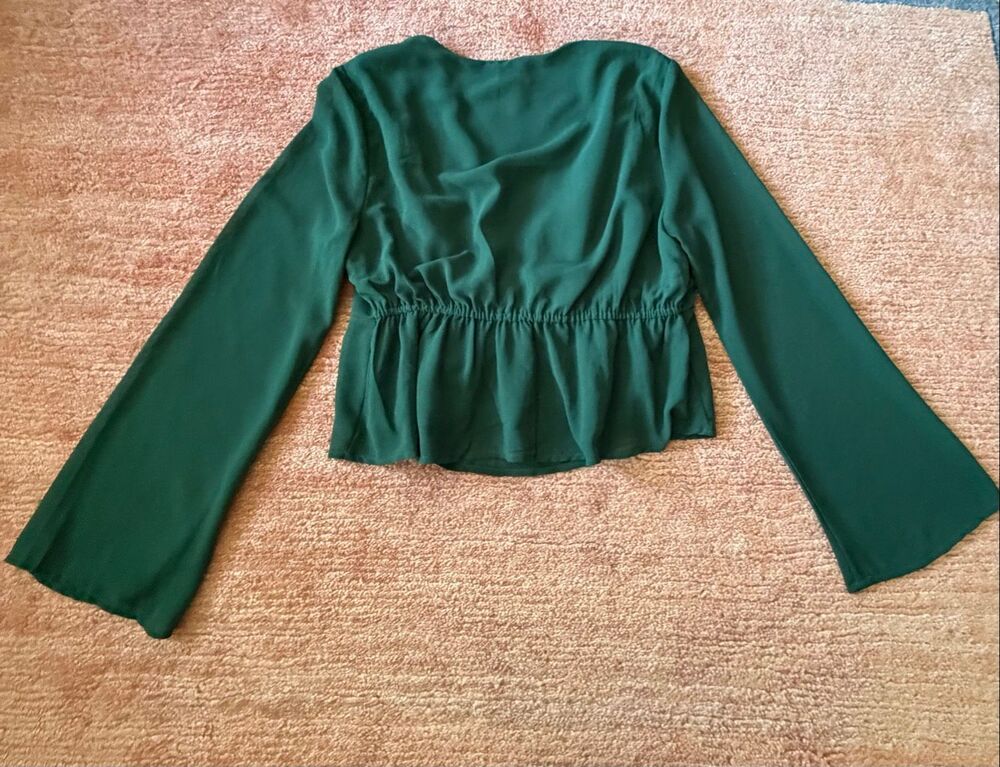 Francesca’s Mi Ami Green Peplum Blouse Size M Deep V Neck Long Sleeve - Picture 10 of 11